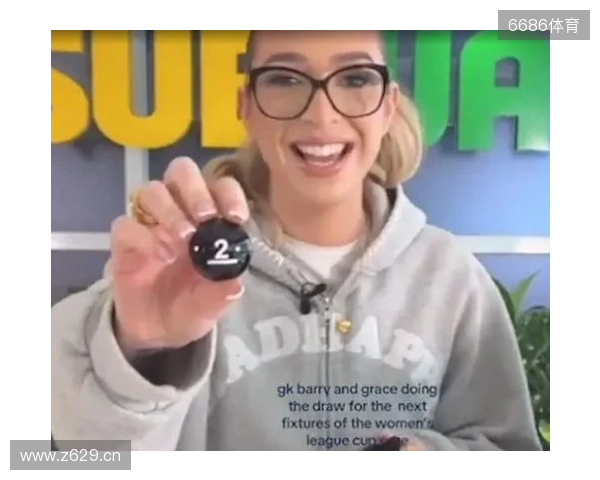 网红参加女足英联杯抽签发表反热刺言论,英女超联盟被迫道歉 网红参加女足英联杯抽签发表反热刺言论,英女超联盟被迫道歉